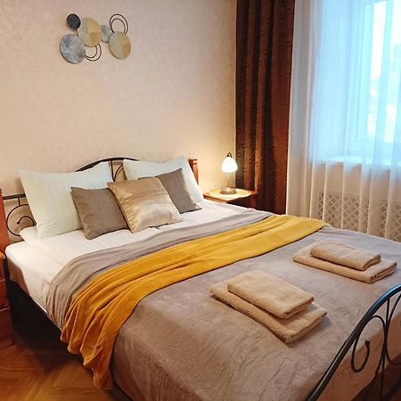 Old Town Retreat With Stunning Views 2 Bedroom Apartment Nearby The Church Of Saint Peter Riga Exterior photo