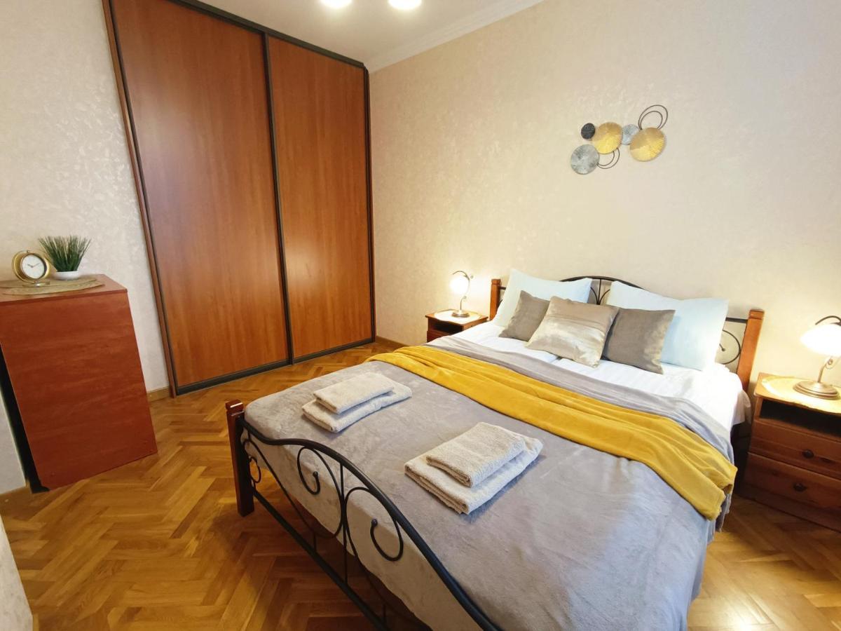 Old Town Retreat With Stunning Views 2 Bedroom Apartment Nearby The Church Of Saint Peter Riga Exterior photo
