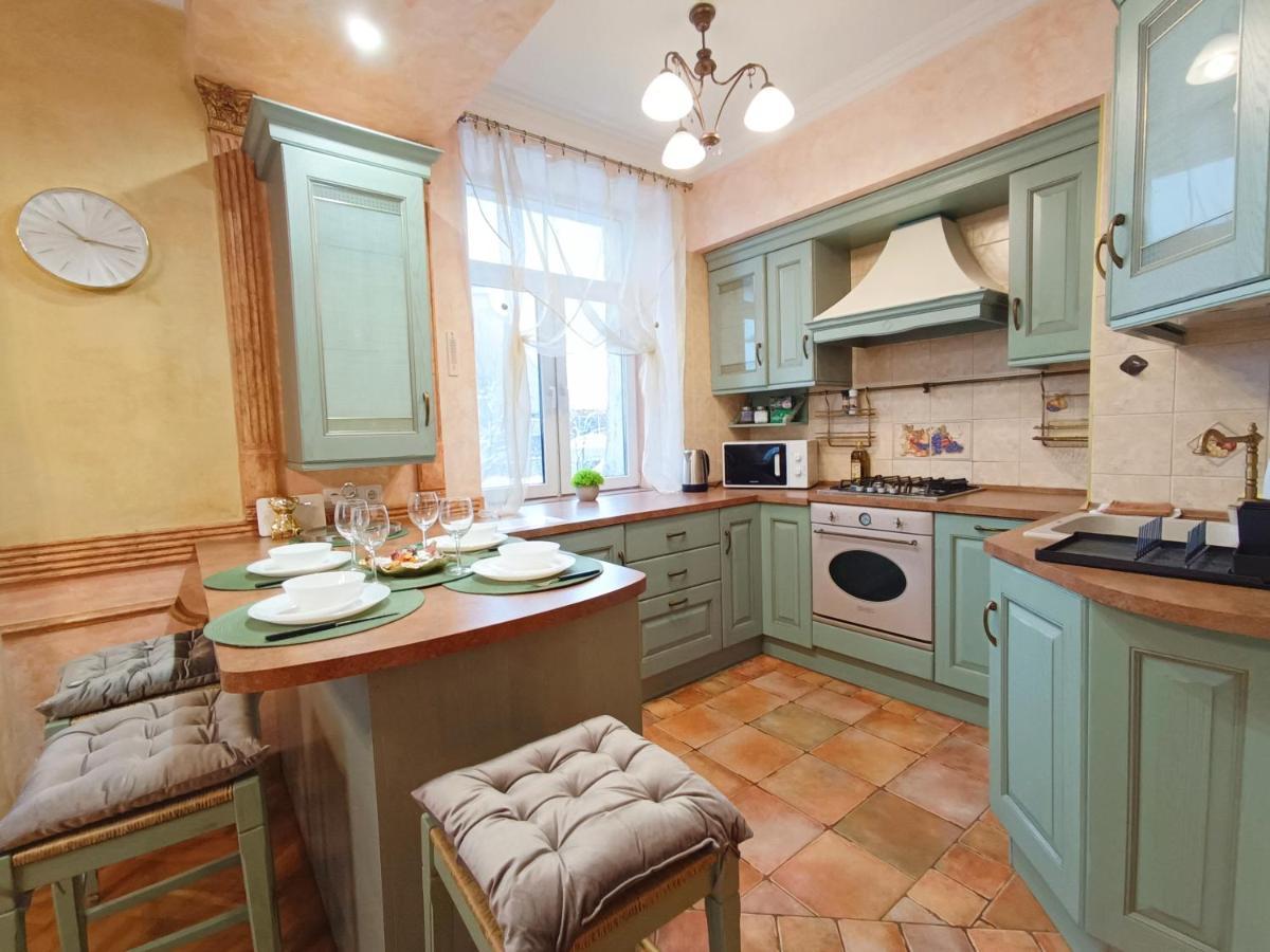 Old Town Retreat With Stunning Views 2 Bedroom Apartment Nearby The Church Of Saint Peter Riga Exterior photo
