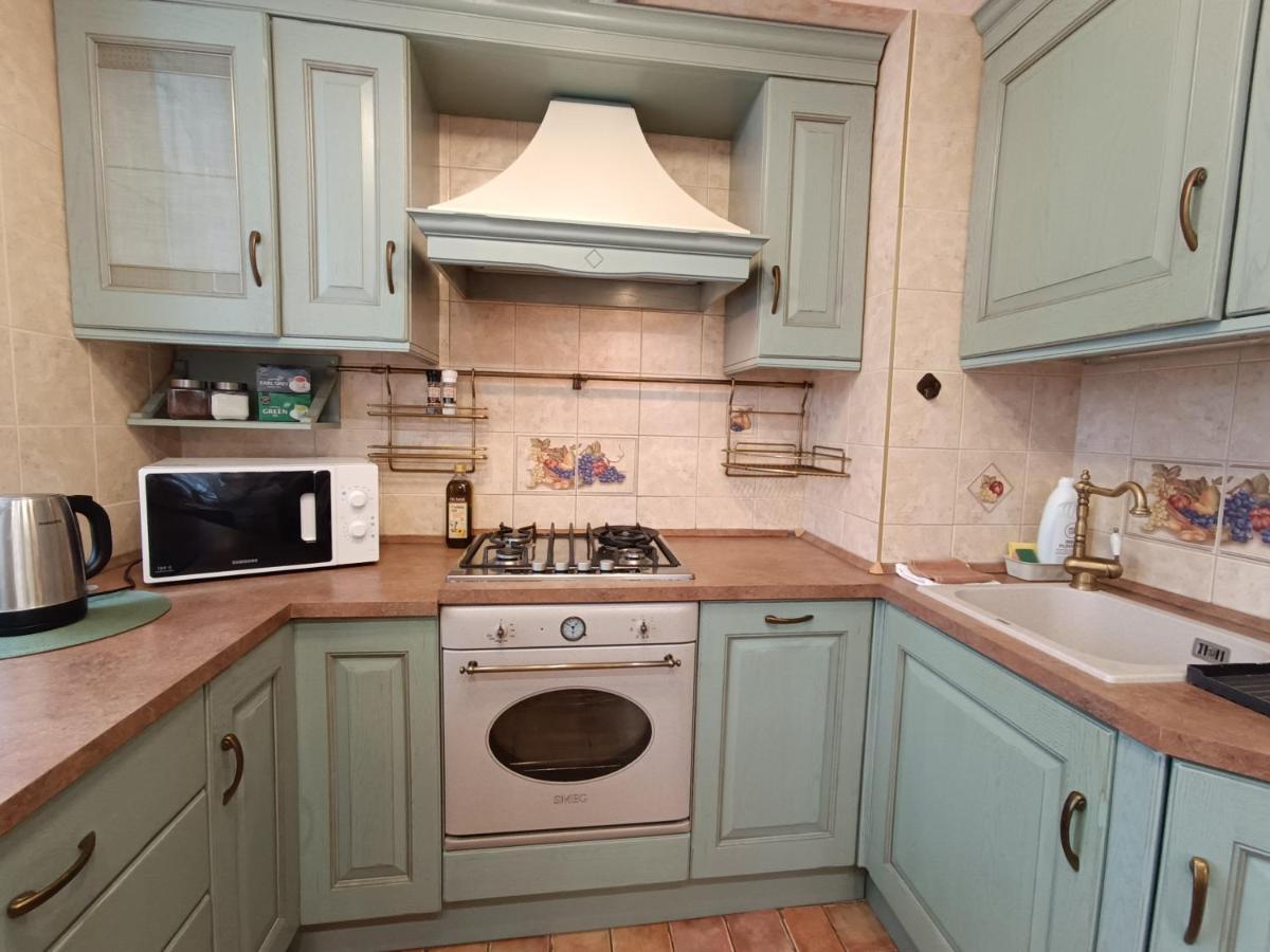 Old Town Retreat With Stunning Views 2 Bedroom Apartment Nearby The Church Of Saint Peter Riga Exterior photo